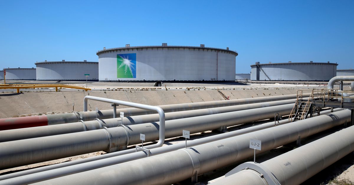 Oil falls after Saudi price cuts