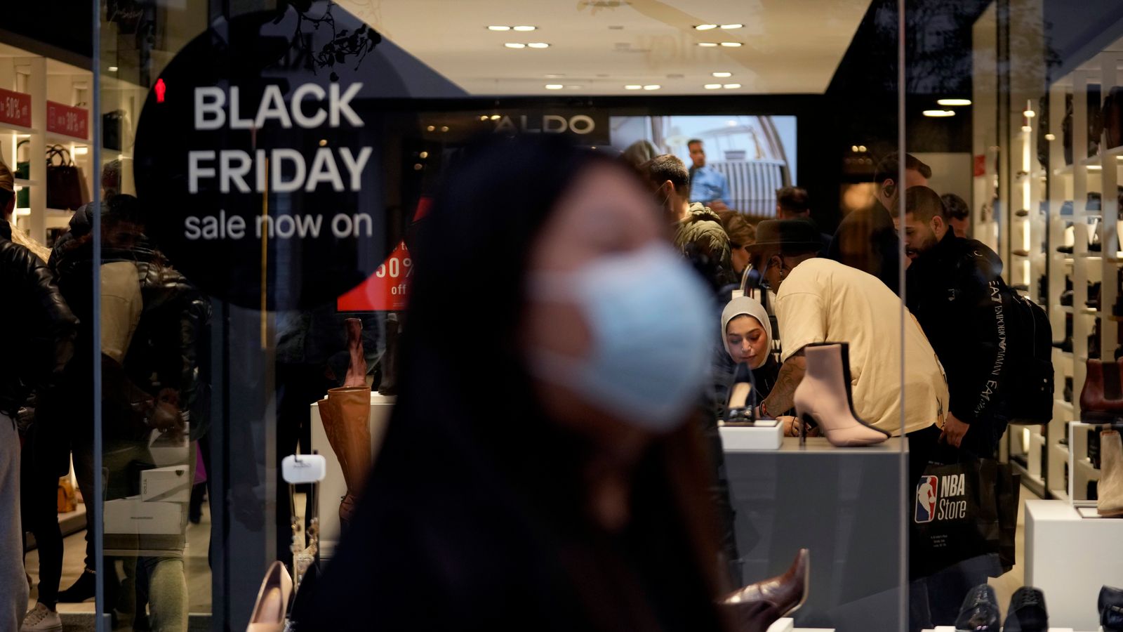 COVID-19, UK: Not our job to enforce mask rules, retailers tell government