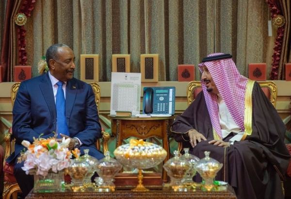 King Salman receives Sudan’s Lt. Gen. Al-Burhan, holds a banquet for him