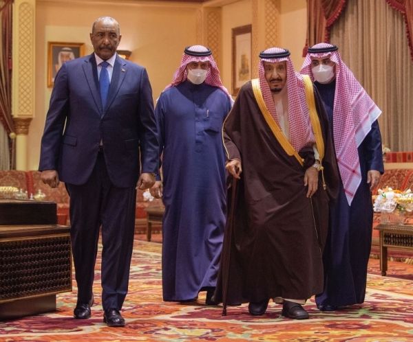 King Salman receives Sudan’s Lt. Gen. Al-Burhan, holds a banquet for him