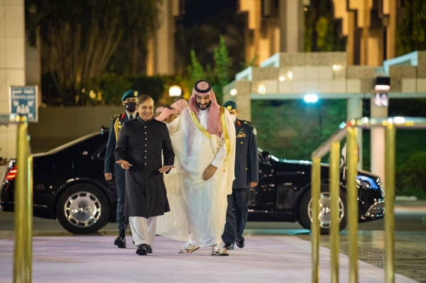 Crown Prince welcomes Pakistan PM in Jeddah