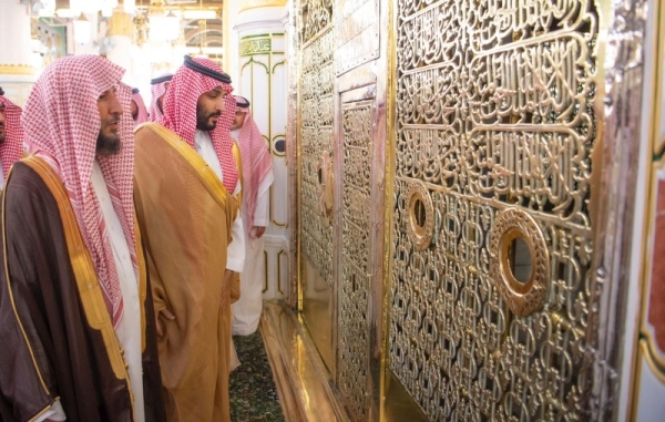 Crown Prince visits and prays at Prophet’s Mosque in Madinah