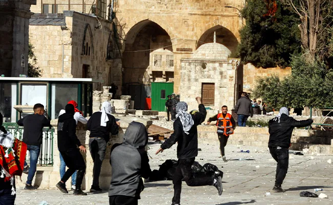 31 Injured As Palestinians Clash With Israel Police In Jerusalem