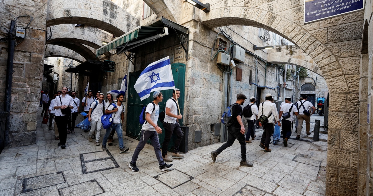 Ultra-nationalist Jews storm Al-Aqsa ahead of Israeli flag march