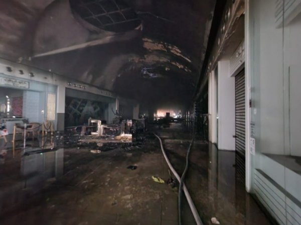 Huge fire breaks out at Dahran shopping mall, no casualties