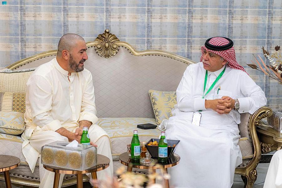 Saudi minister receives British Hajj pilgrim who walked to Makkah