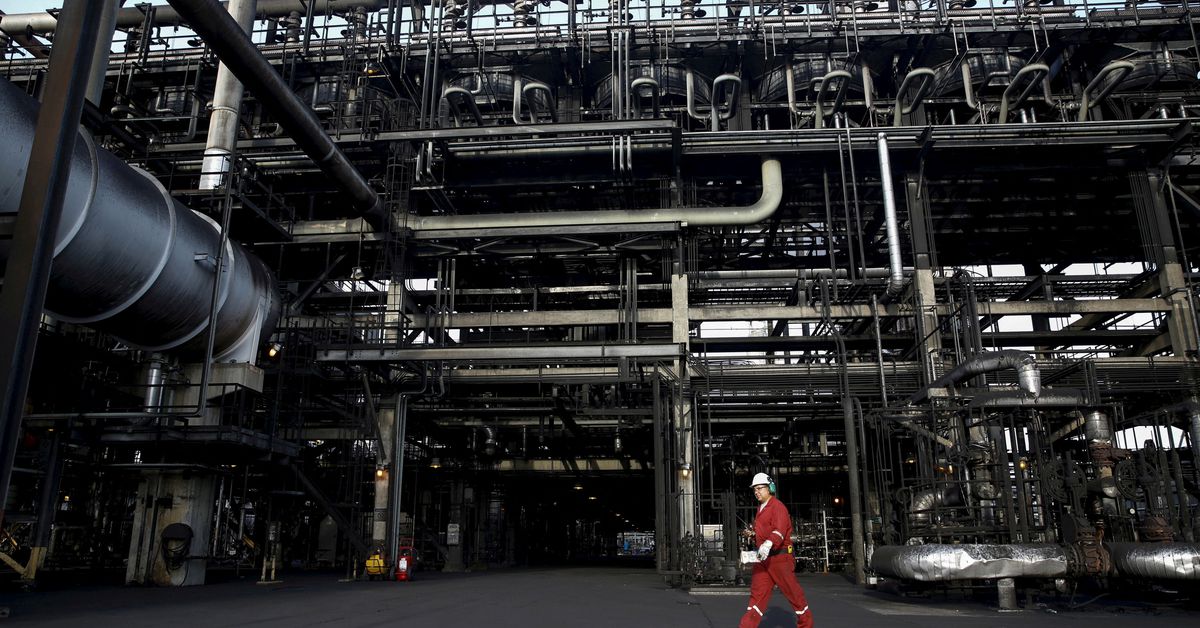 PDVSA pauses oil-for-debt shipments to Europe, wants product swaps
