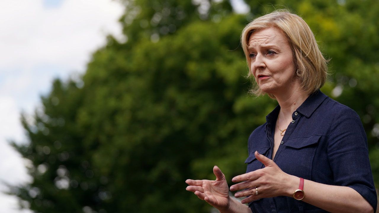 Lowering taxes best way to attract investments and to avoid recession, says Liz Truss. Sunak offers no economic plan, only a wish (to "fight" inflation, no "how" to do it, just a wish)