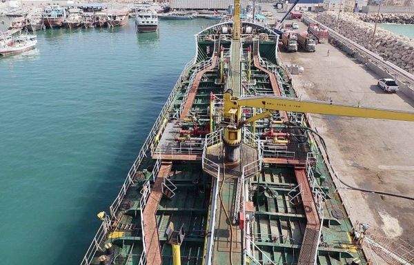 New batch of Saudi oil derivatives grant arrives in Al-Mahrah Governorate