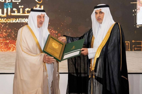 Makkah Emir honors winner of moderation award