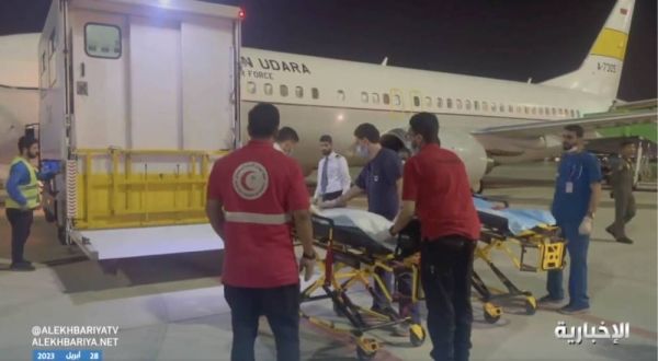 Saudi team treats 2 evacuees in Jeddah after being injured in Sudan