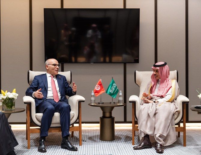 Saudi FM meets with Tunisian counterpart