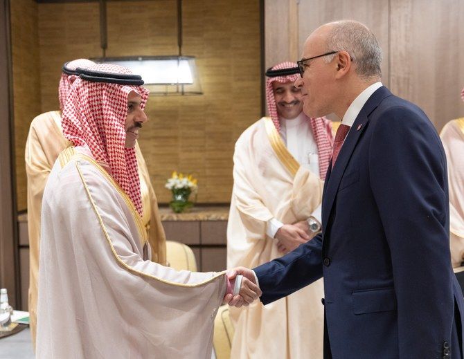 Saudi FM meets with Tunisian counterpart