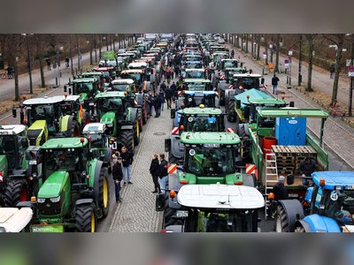 German Farmers Stage Highway Blockades to Protest Proposed Elimination of Diesel Tax Break