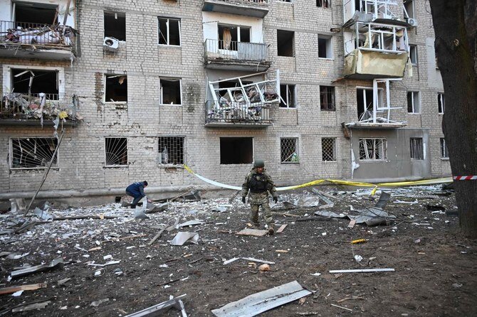 روس نے خارکیو پر بمباری کی، شہری ہلاک: یوکرین پر حملوں میں شدت آئی؛ زیلنسکی نے اعلیٰ سیکورٹی اہلکار کو برطرف کردیا