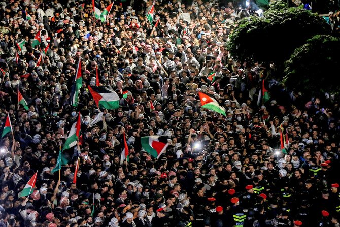 हजारों लोगों ने जॉर्डन के दूतावास के सामने गाजा में इजरायली कार्रवाई का विरोध किया: जारी हिंसा और गिरफ्तारी के बीच शांति संधि को खतरा