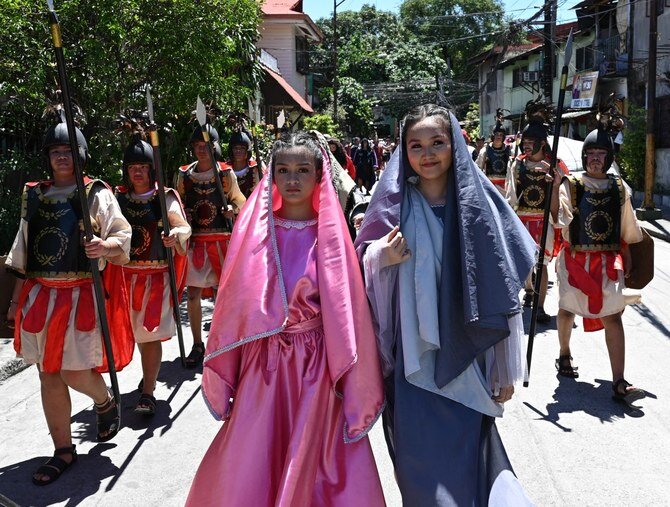 Filipino Holy Week: Pagsasama ng Tradisyon at Kolonyal na Impluwensiya sa pamamagitan ng Senakulo, Visita Iglesia, at Salubong