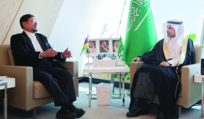 وزير الصحة السعودي وسفير موريشيوس يناقشان التعاون في مجال الصحة: البحث الطبي والتدريب وتبادل الخبرات
