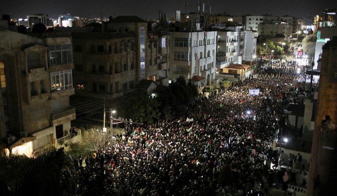 אלפי אנשים מחו ליד שגרירות ישראל בעמאן: דורשים לשים קץ להסכם השלום בין ירדן לישראל