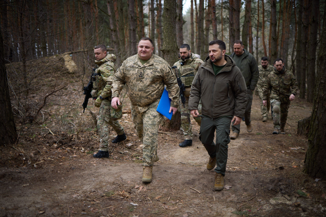 Nagbabala ang Zelensky ng Ukraine ng Pinipilit na Pag-atras Nang Walang Tulong ng Militar ng US habang Nagpapalakas ang mga Pag-atake ng Russia