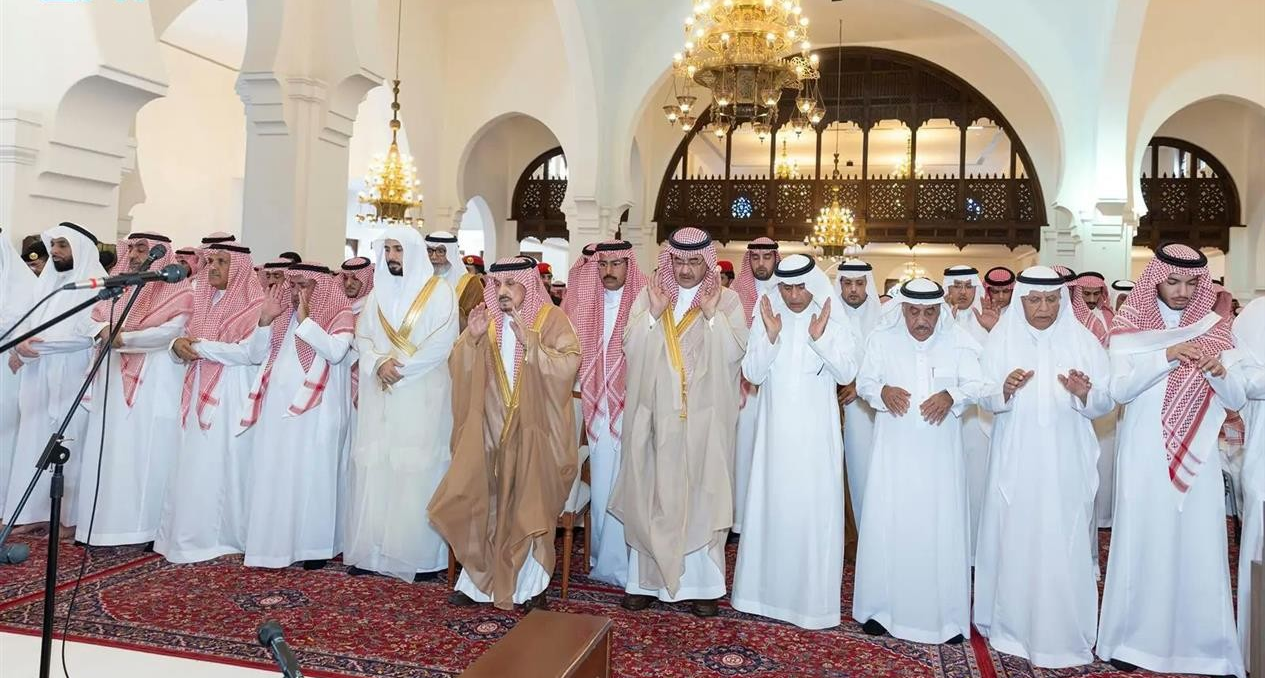 حاكم الرياض يقدم صلاة جنازة محمد بن مشاري المعمّر