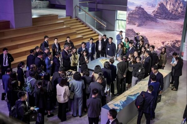 चीन में एनईओएम का वैश्विक दौरा: 500 वरिष्ठ नेताओं को भविष्य की परियोजनाओं में निवेश के अवसरों का प्रदर्शन