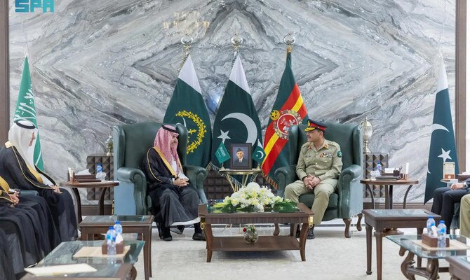 הנסיך פייסל של סעודיה דן בשיתוף פעולה ביטחוני וקשרים כלכליים עם מפקד הצבא הפקיסטני ומנהיגים