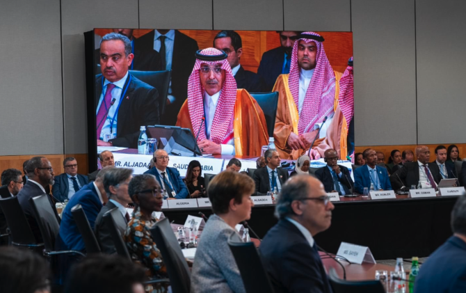 שר האוצר הסעודי תומך במדיניות נחושה בפגישות קרן המטבע הבינלאומית, דן בכלכלה עם מנהיגים עולמיים