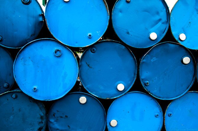 أسعار النفط في برنت و WTI ثابتة مع تراجع الطلب في السوق وتوترات الشرق الأوسط ؛ تقرير مخزون EIA Dents الأسعار