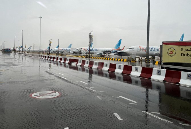 تعليق طيران الإمارات تسجيل دخول المسافرين على متن رحلات ترانزيت إلى دبي وسط الأمطار الغزيرة وتعطيل الرحلات الجوية في الإمارات وإيران