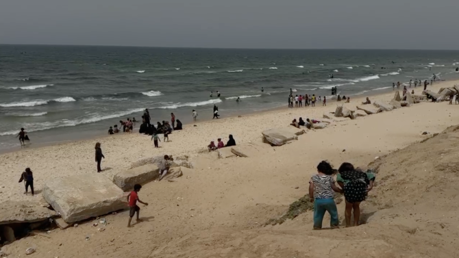 غزہ کے باشندے درجہ حرارت میں اضافے اور پانی کے نظام کے خاتمے کے درمیان رفح کے ساحلوں پر پناہ مانگ رہے ہیں