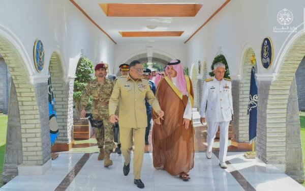 עוזר שר ההגנה הסעודי נפגש עם גורמים פקיסטניים: שיחות דו צדדיות על שיתוף פעולה ביטחוני, העברת טכנולוגיה, ו חזון סעודי 2030