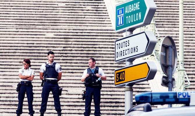 फ्रांस पुलिस ने कथित पीकेके आतंक वित्तपोषण, जबरन वसूली के लिए आठ लोगों को गिरफ्तार किया