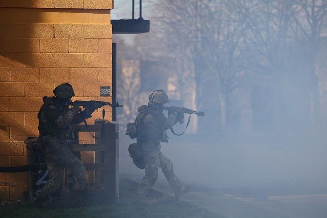 यूक्रेन ने सेना में जनशक्ति की कमी के बीच विदेश में युद्ध करने वाले पुरुषों के लिए कांसुलर सेवाओं को निलंबित कर दिया