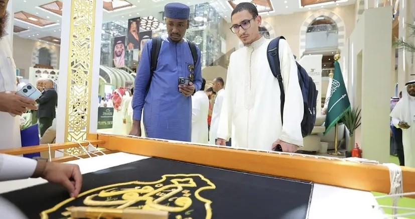 Crafting of the Kaaba's Cover Captivates Visitors at the Umrah Forum in Medina