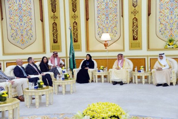 الدكتورة حنان الأحمدي تستضيف وفدًا من الكونغرس الأمريكي وتناقش وظائف مجلس الشورى وعلاقات السعودية الأمريكية