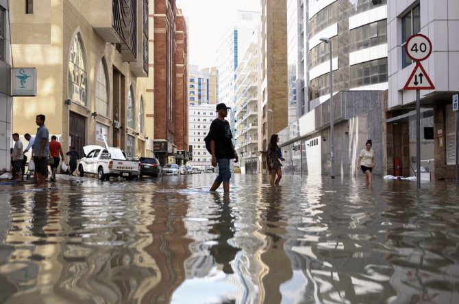 الإمارات تخصيص 544 مليون دولار لإصلاح المنازل المتضررة من الفيضانات بعد أن أدى هطول الأمطار إلى تعطيل دبي