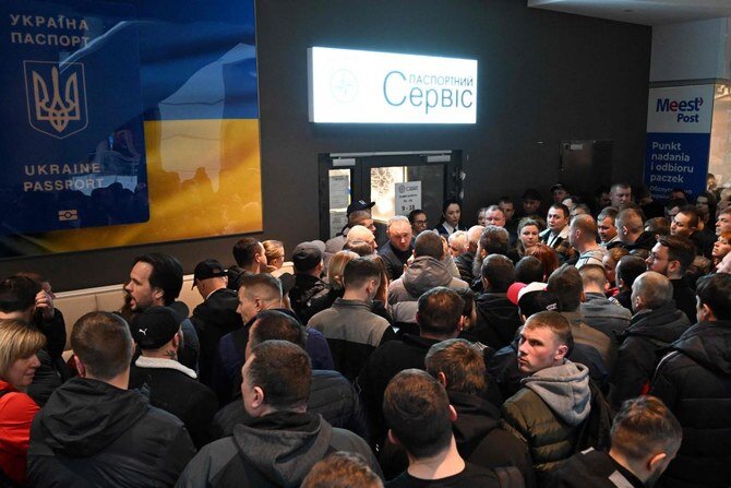 Mga Lalaki sa Ukraine na Binuksan mula sa Mga Serbisyo ng Konsulado sa Poland: Ang Bagong Direksiyon ng Kiev ay Nag-udyok ng galit at Kaguluhan