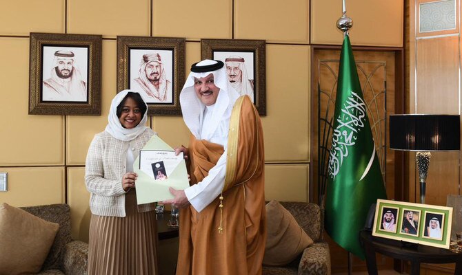 אשת האסטרונאוט הראשונה של סעודיה, רייאנאה ברנאווי, מקבלת ברכות מהשגריר אוסמה נוגלי במצרים