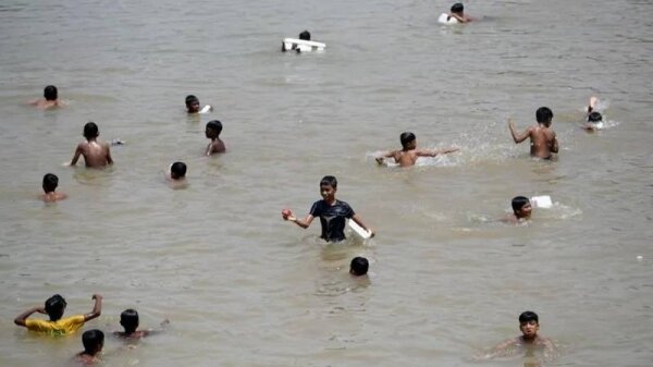 بنگلہ دیش میں شدید گرمی کے باعث 33 ملین بچوں کے اسکول بند: موسمیاتی بحران کا خطرہ