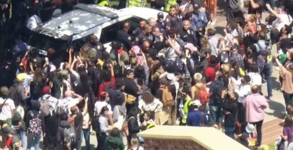 رئيس مجلس النواب مايك جونسون يثير سخرية في جامعة كولومبيا وسط احتجاجات ضد حرب غزة ومزاعم معاداة السامية