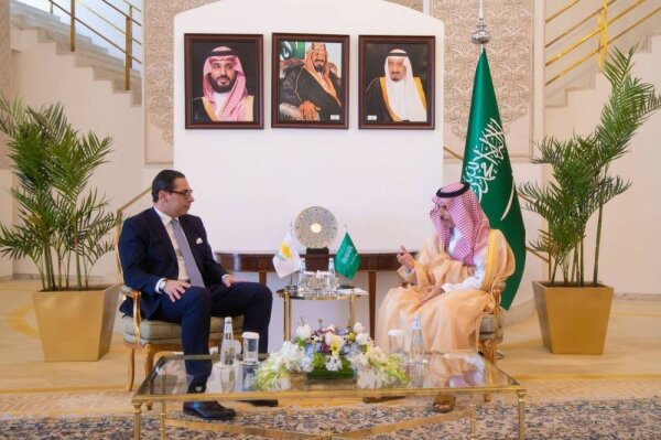 सऊदी अरब और साइप्रस ने राजनयिक पासपोर्ट धारकों के लिए वीजा छूट समझौते पर हस्ताक्षर किए