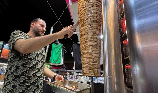 איש עסקים פלסטיני מפונה מביאה טעם של בית עם מסעדת שווארמה בקהיר