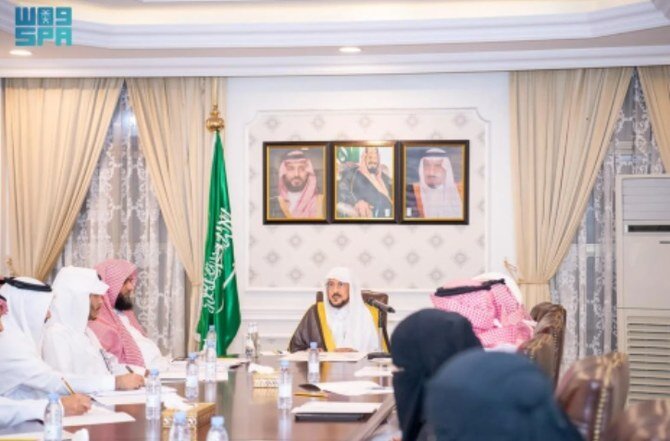 Saudi Minister Discusses Hajj Season Activities and Projects with Ministry Officials
