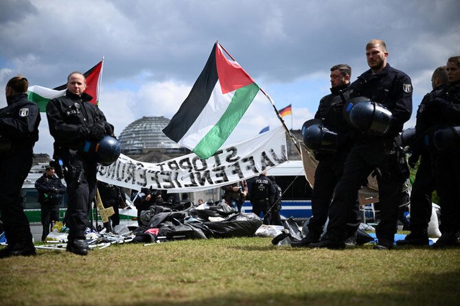 برلن پولیس نے فلسطینی حامی کیمپ کو منتشر کردیا، اسرائیل کے ہتھیاروں کی برآمد پر جھڑپیں جاری ہیں