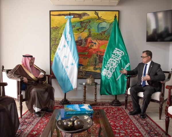 הונדורס מתיר ביטול ויזה לאזרחים סעודיים: פגישה דיפלומטית מעודדת יחסים דו-צדדיים ותיירות