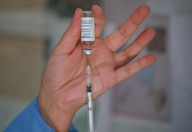 एस्ट्राजेनेका ने अपडेटेड जैब की अधिकता और मांग में कमी के कारण पहले कोविड-19 वैक्सीन, वैक्सीजेव्रियम का उत्पादन बंद कर दिया