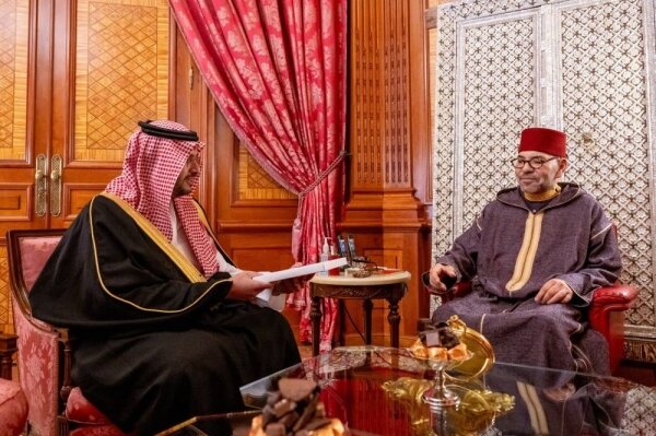 המלך מוחמד השישי ממורוקו נפגש עם הנסיך טורקי מסעודי, חילק ברכות והערכה