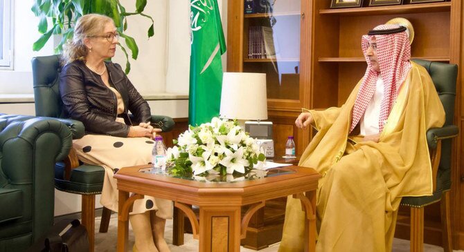 سعودی نائب وزیر نے سوئس سفیر سے ملاقات کی، دوطرفہ تعلقات اور علاقائی امور پر تبادلہ خیال کیا؛ العطاس اور برطانیہ کے ہارپر نے یمن میں ترقیاتی تعاون کا جائزہ لیا